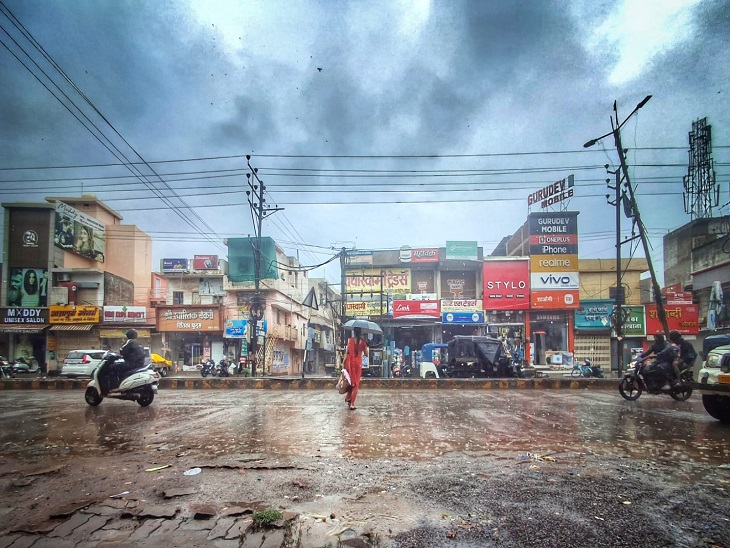 रायपुर में देर रात से रुक-रुककर तेज बारिश हुई है। काले बादल छाए हुए हैं।