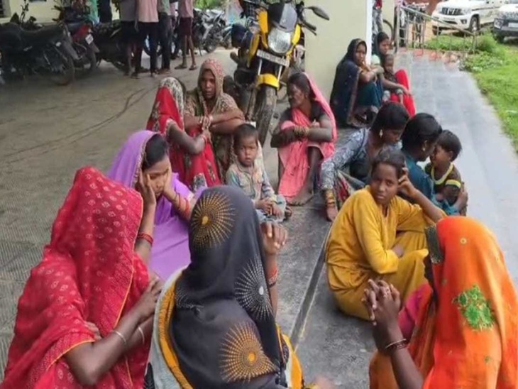 हॉस्पिटल में बैठे बच्चे के परिजन