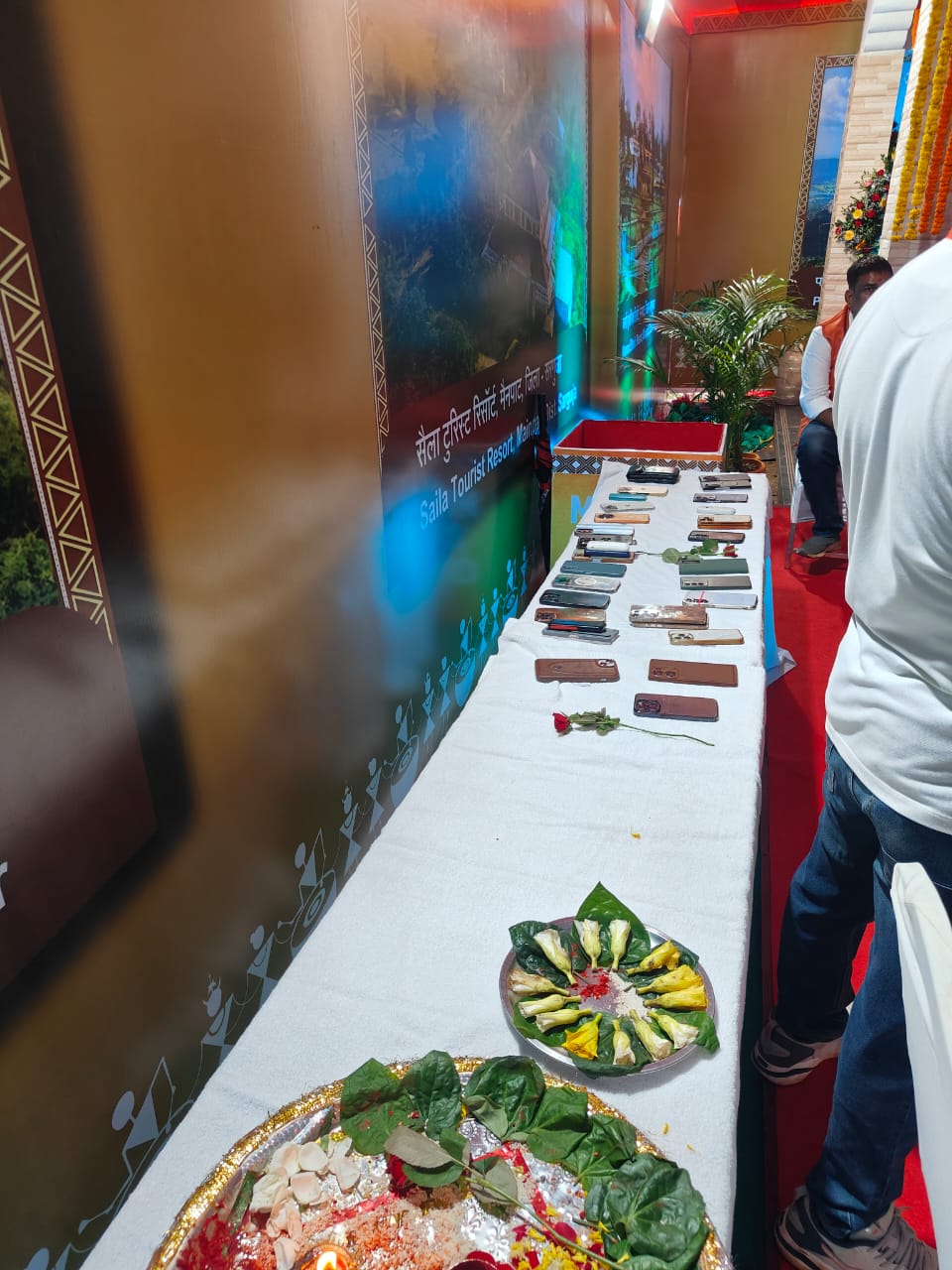 किसी भी मंत्री, विधायक, सांसद को प्रशिक्षण के दौरान मोबाइल का उपयोग करने की अनुमति नहीं है। बाहर रखाया गया मोबाइल फोन।