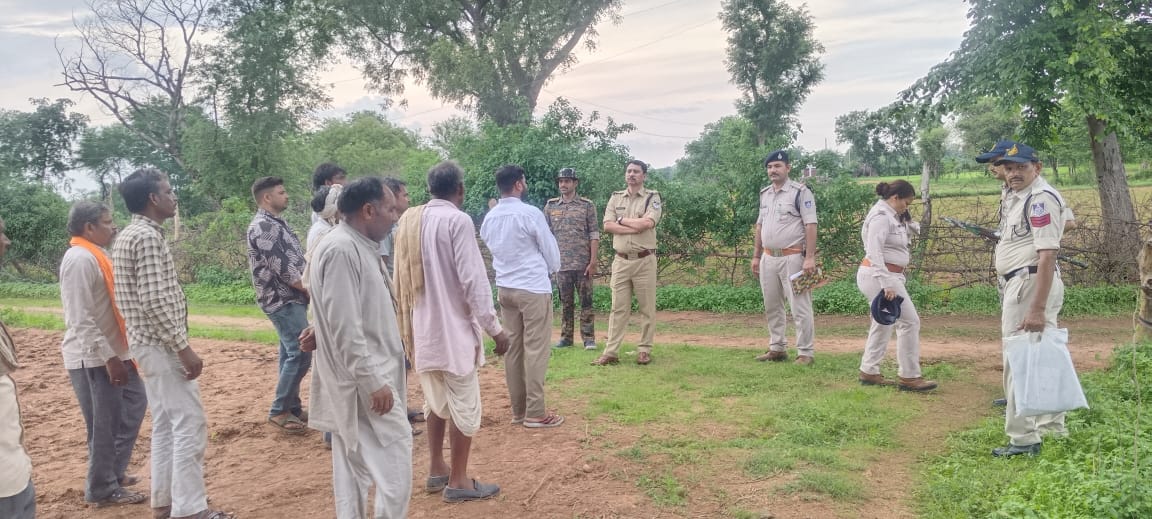 एसपी मनोहर मंडलोई ने घटना स्थल का निरीक्षण किया और ग्रामीणों से पूछताछ की।