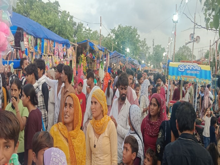 रूपबास मेले में हजारों की संख्या में भक्त पहुंच रहे। सोमवार को भर मेले में सुबह से भीड़ रही।