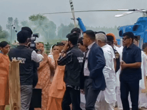 सीधे धर्मपाल के घर के पास उतरा हेलीपैड माता जी के निधन पर शोक व्यक्त करने पहुंचे हैं सीएम।