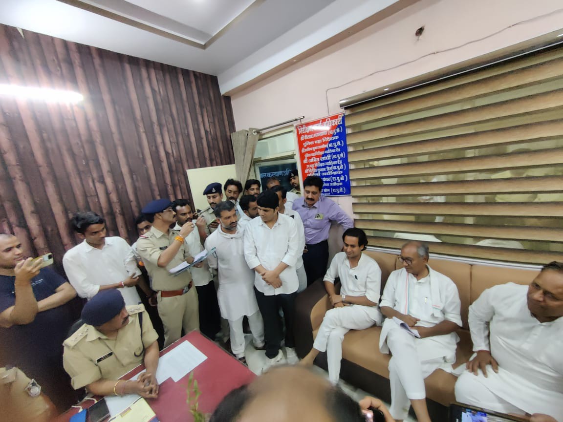 मुंगावली थाने में दिग्विजय सिंह और जयवर्धन सिंह ने गजराज लोधी की गुमशुदगी दर्ज कराई।