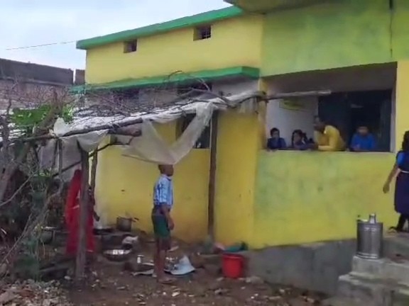 एक कमरे में चल रही प्राइमरी स्कूल।