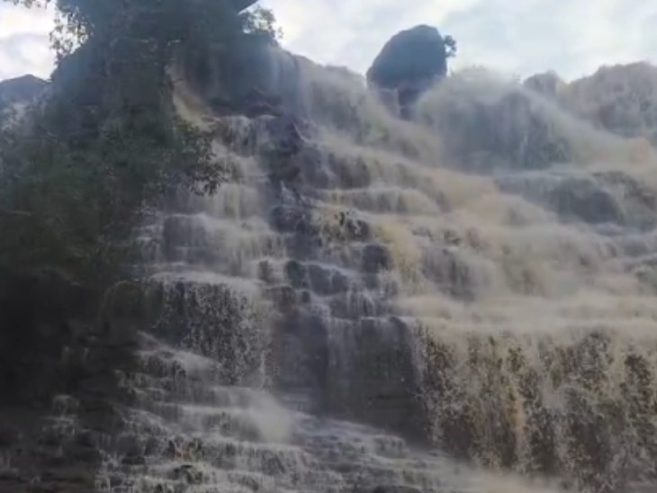 पानी सीढ़ीनुमा आकर से नीचे गिरता है।