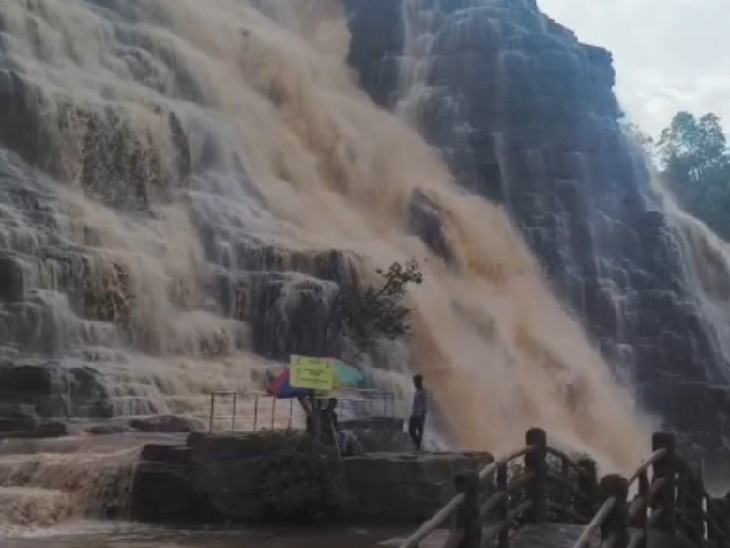 जान जोखिम में डालकर फोटो शूट करवा रहे लोग।