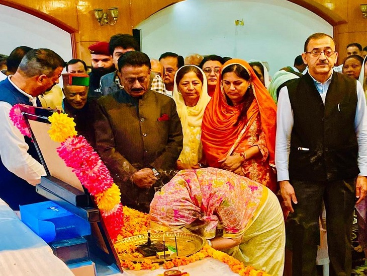 राजीव भवन शिमला में वीरभद्र सिंह को श्रद्धांजलि देते हुए कांग्रेस नेता।