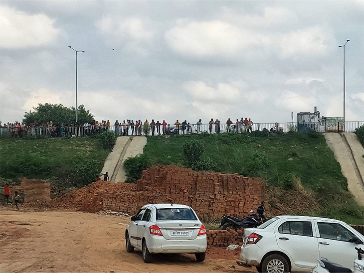 As soon as the news of the encounter started, a crowd of people gathered.