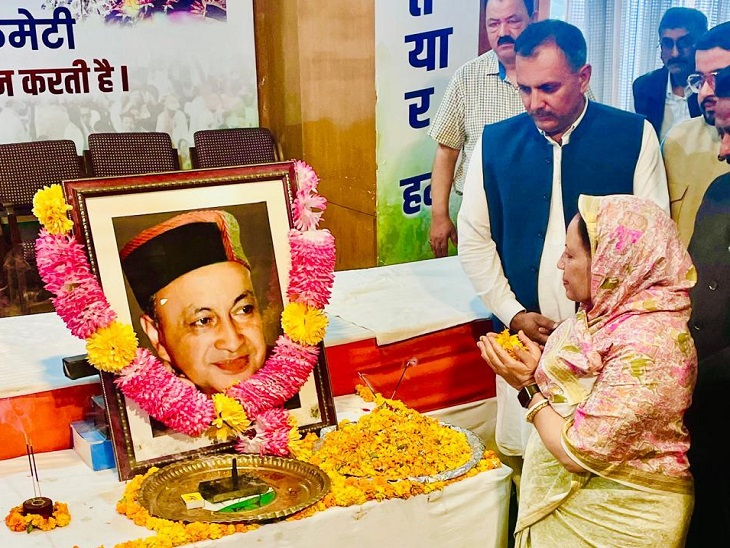 राजीव भवन, शिमला में वीरभद्र सिंह को श्रद्धांजलि देते हुए प्रतिभा सिंह।