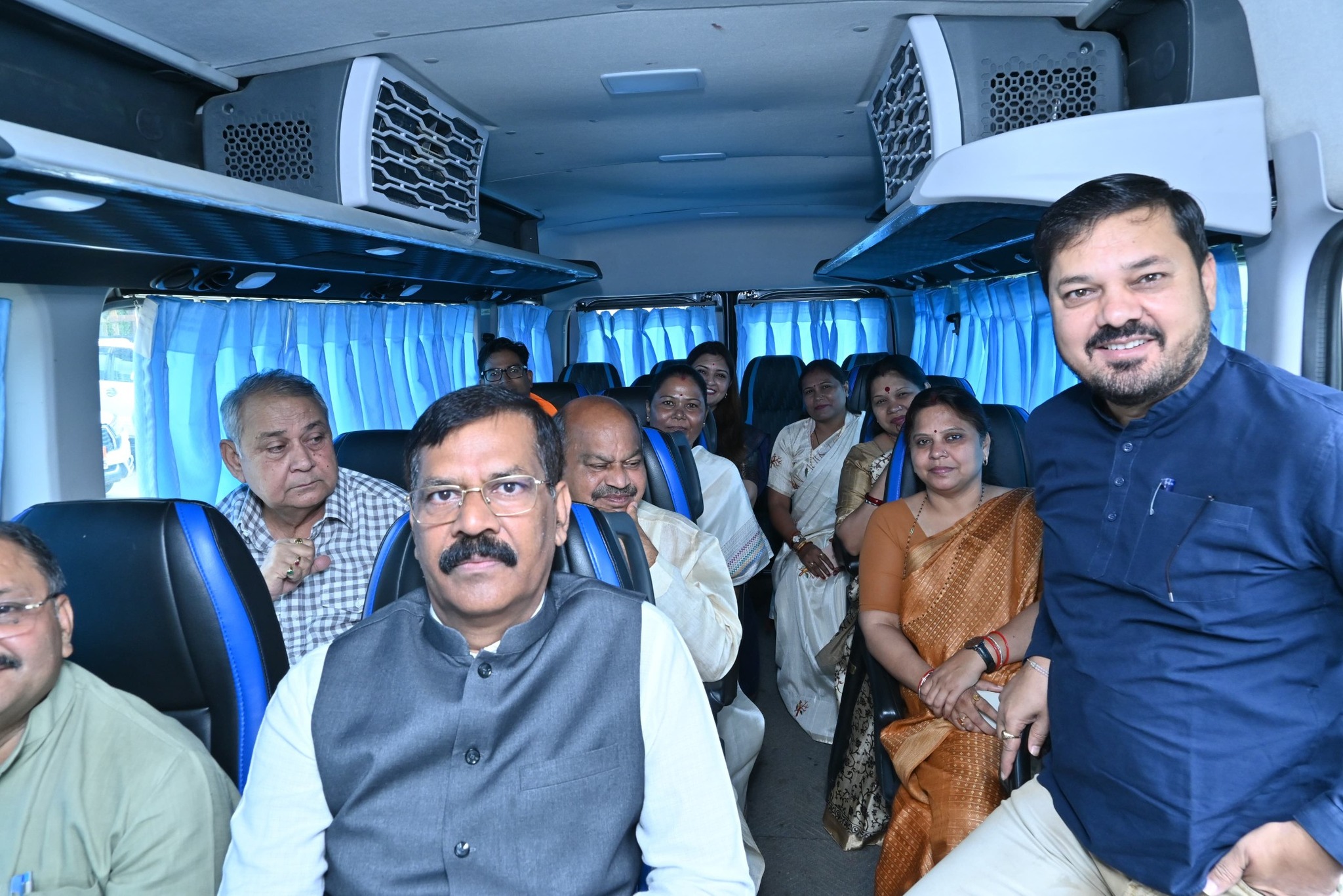 एक जगह से दूसरी जगह सभी को बस में ले जाया गया।