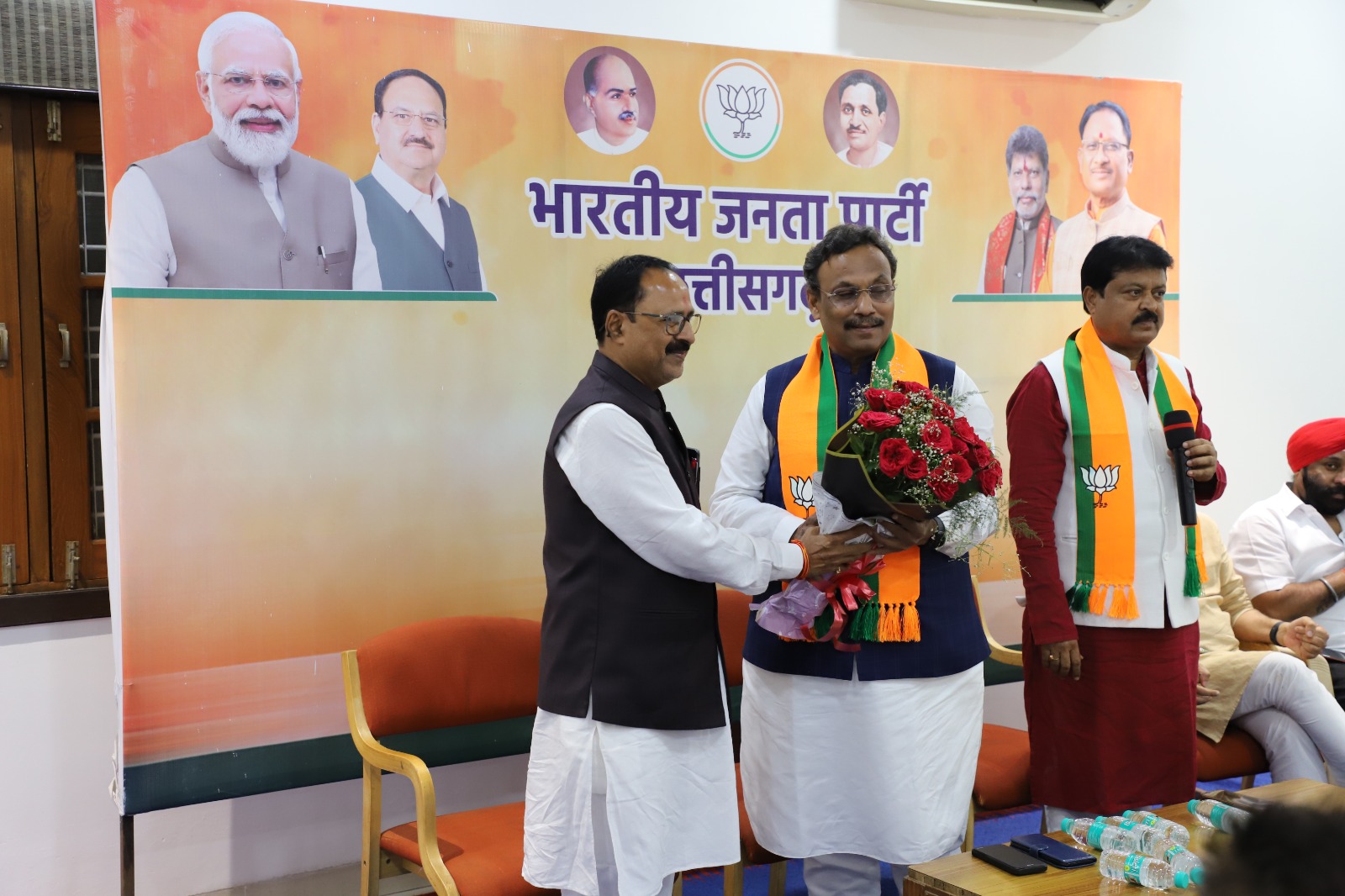 सोमवार देर शाम भाजपा राष्ट्रीय महामंत्री विनोद तावड़े रायपुर पहुंचे, वे भी शिविर में हिस्सा लेंगे।