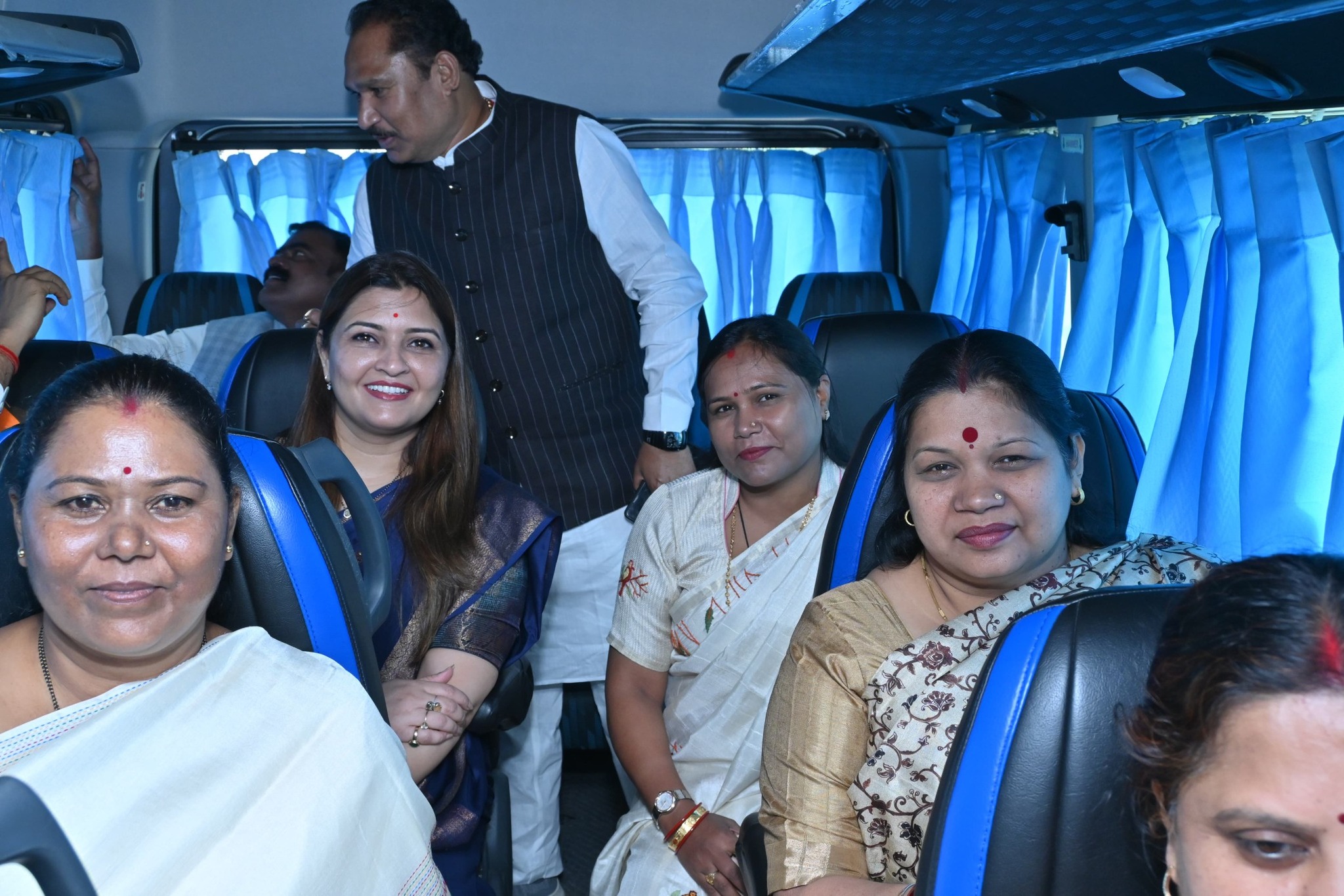 सभी महिला विधायक और सांसद भी शिविर में पहुंची हैं।