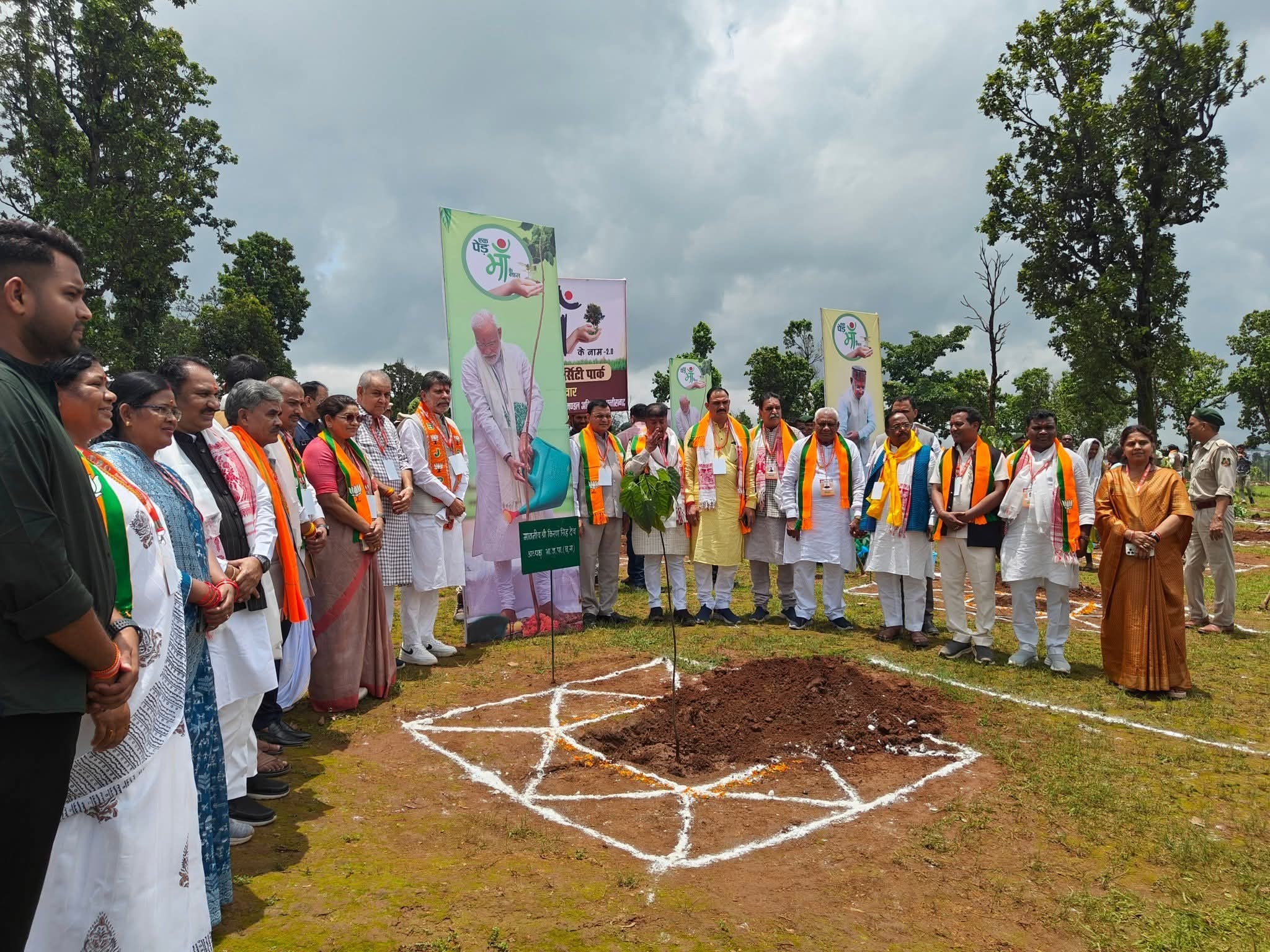 भाजपा नेताओं ने सिंदूर और आम के पेड़ भी लगाए।