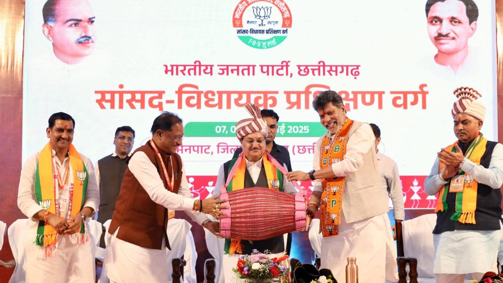 जेपी नड्‌डा को सरगुजा की पहचान आदिवासियों का वाद्ययंत्र दिया गया।