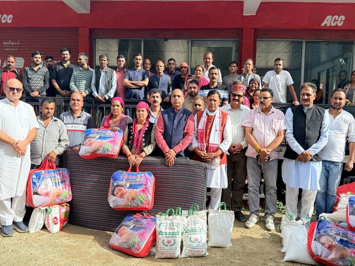 मंडी के आपदा प्रभावितों को राशन और बिस्तर देते हुए भाजपा नेता