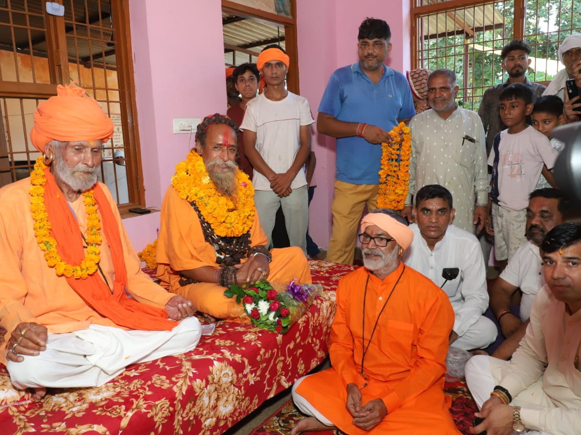 मठ में मौजूद सिद्ध योगी महामंडलेश्वर कालिदास गिरी।