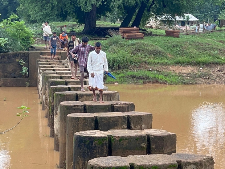 अपना सामान लेकर पार करते है नदी।
