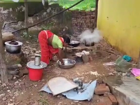 कमरे के बाहर बनता है खाना।