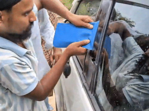 BP चेक करने की मशीन के जरिए प्रेशर बनाकर कार का गेट खोला गया।