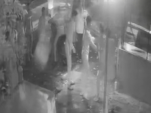 सारंगढ़-बिलाईगढ़ जिले में पिकअप सवारों ने ट्रैक्टर ड्रावर को खंभे से बांधकर पीटा है।