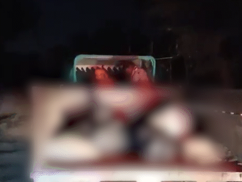 After the murder, the police bring the dead bodies in a tractor.