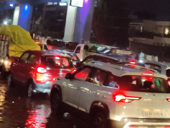 Bhopal received 1 inch of rain in 3 hours on Monday night. There was a long jam from MP Nagar to Narmadapuram Road.