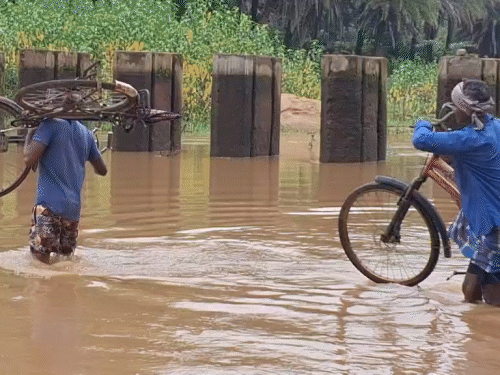जो पिलर से नहीं जा पाता वो लोग ऐसे पार करते है।