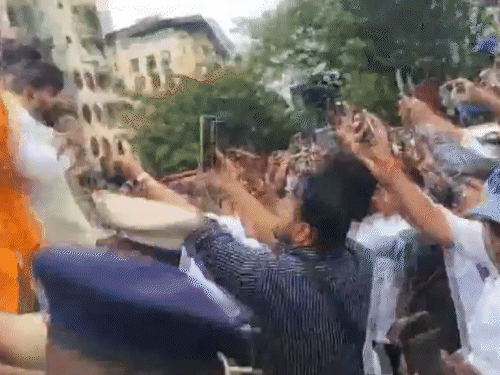 महाराष्ट्र नवनिर्माण सेना (MNS) ने अविनाश जाधव का गिरफ्तारी का वीडियो शेयर किया है, इसमें उन्हें पुलिस घर से हिरासत में लेकर थाने ले जा रही है। - Dainik Bhaskar