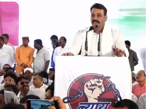 अशोकनगर में कांग्रेस ने न्याय सत्याग्रह में गिरफ्तारी दी। पुलिस ने तुरंत रिहा भी कर दिया। कांग्रेस विधायक गुर्जर ने विवादास्पद बयान दिया। - Dainik Bhaskar