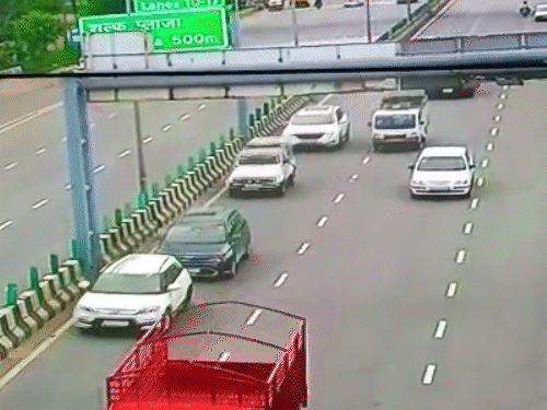 This is the CCTV of the accident. The vehicles running back and forth collided.