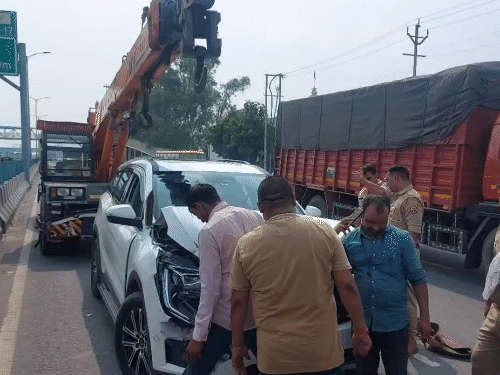 The minister's car was removed from the highway with the help of a crane. The bonnet of the minister's car has been damaged.