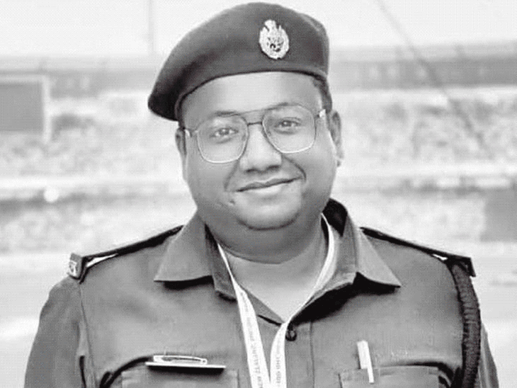 ये तस्वीर शहीद ASP आकाश की है और उनके साथियों की है। पत्नी ने सलाम कर अंतिम विदाई दी थी।