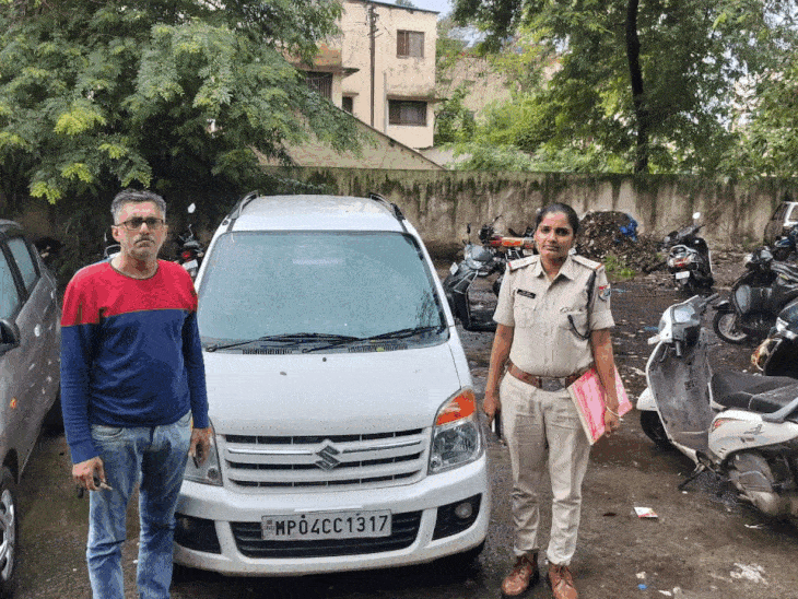 आरपीएफ ने प्लेटफॉर्म पर कार और स्कूटी दौड़ाने वाले आरोपियों के वाहन जब्त कर लिए थे।