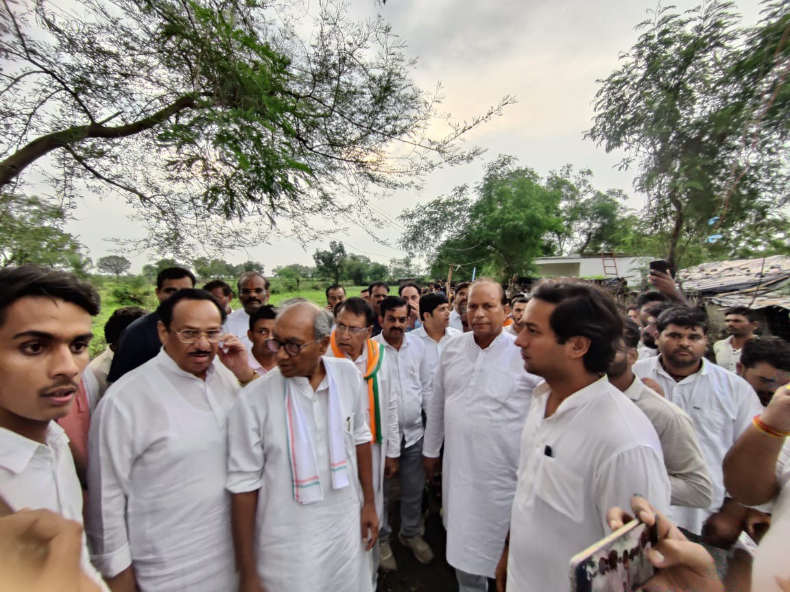 कांग्रेस नेताओं और समर्थकों के साथ पूर्व सीएम।