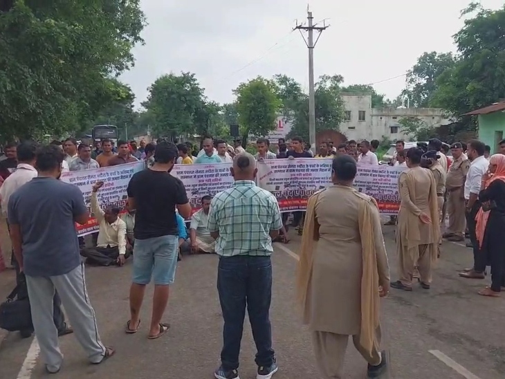 अधिकारियों के आश्वासन के बाद चक्काजाम खत्म हुआ।