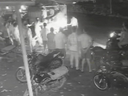 पिकअप में करीब 40 लोगों सवार थे।