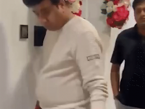महाराष्ट्र नवनिर्माण सेना (MNS) ने अविनाश जाधव का गिरफ्तारी का वीडियो शेयर किया है, इसमें उन्हें पुलिस घर से हिरासत में लेकर थाने ले जा रही है।