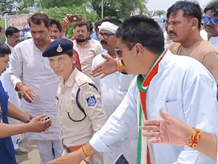 जौरा और पोहरी विधायकों को भी पुलिस ने चेकिंग के लिए रोका। इससे वे भड़क गए।
