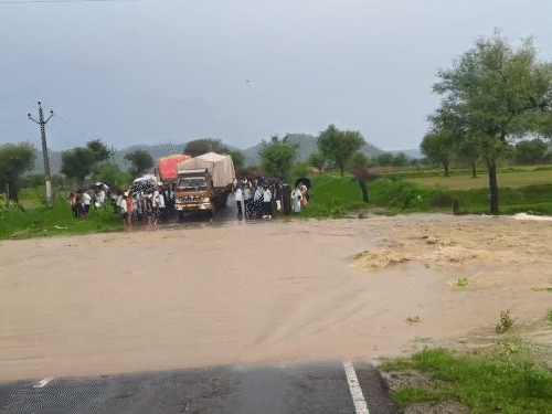 सीकर में खंडेला से श्रीमाधोपुर की तरफ जाने वाले रास्ते के बीच राईका नाला उफान पर है। यहां पर आवागमन पूरी तरह से बाधित है।