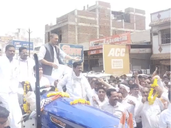 कांग्रेस के प्रदेश अध्यक्ष जीतू पटवारी ट्रैक्टर से सभास्थल पहुंचे।