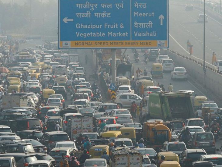दिल्ली में CNG बसों को हटाया जाएगा। इनकी जगह इलेक्ट्रिक बसें चलाई जाएंगी। (फाइल) - Dainik Bhaskar