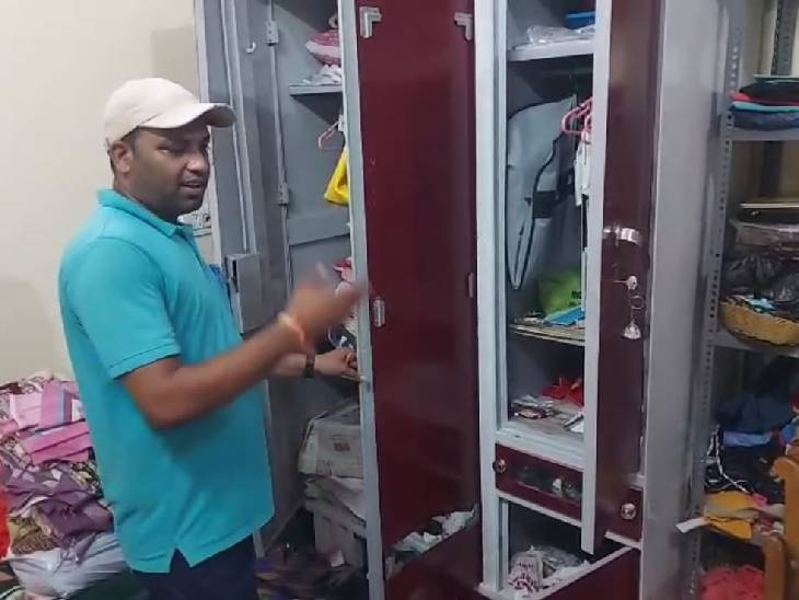 7 lakh stolen from a clerk's house in Jhansi | झांसी में क्लर्क के घर में 7  लाख की चोरी: मुहर्रम मनाने गया था परिवार, पहले CCTV कैमरों की तार काटी, फिर