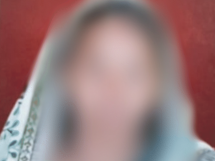 रायपुर में नाबालिग ने शादीशुदा गर्लफ्रेंड को मारकर खेत में फेंक दिया। पुलिस ने लाश बरामद कर लिया है। 3 आरोपियों को गिरफ्तार किया है।