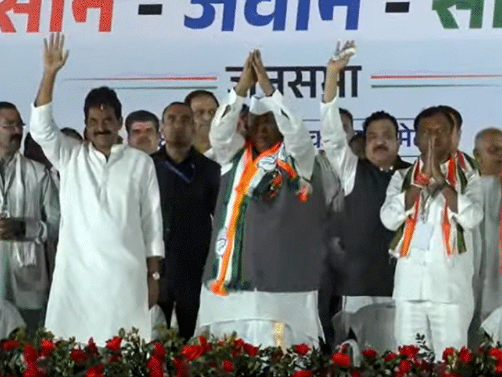 रायपुर के साइंस कॉलेज मैदान में कांग्रेस की किसान-जवान-संविधान सभा आयोजित की गई। इसमें खड़गे भी शामिल हुए।