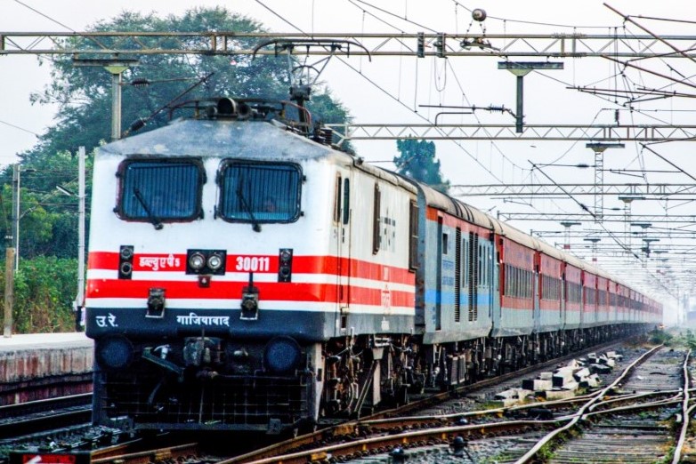 बारिश के सीजन में ट्रेनें कैंसिल कर रेलवे ने यात्रियों की मुसीबतें बढ़ा दी है।