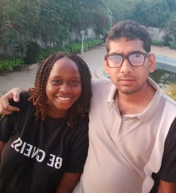 फोटो में वेंकटरमन अपनी अफ्रीकी दोस्त के साथ हैं। ये फोटो 8 जून को ली गई थी। तब वे माली के पड़ोसी देश टोगो गए थे।