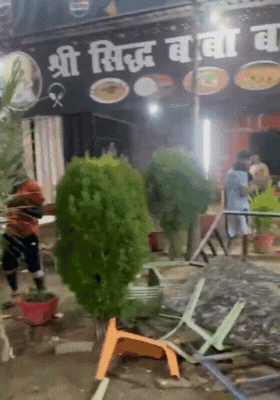 कांवड़ियों ने ढाबे के सारे फर्नीचर कुर्सी तोड़ डाले।