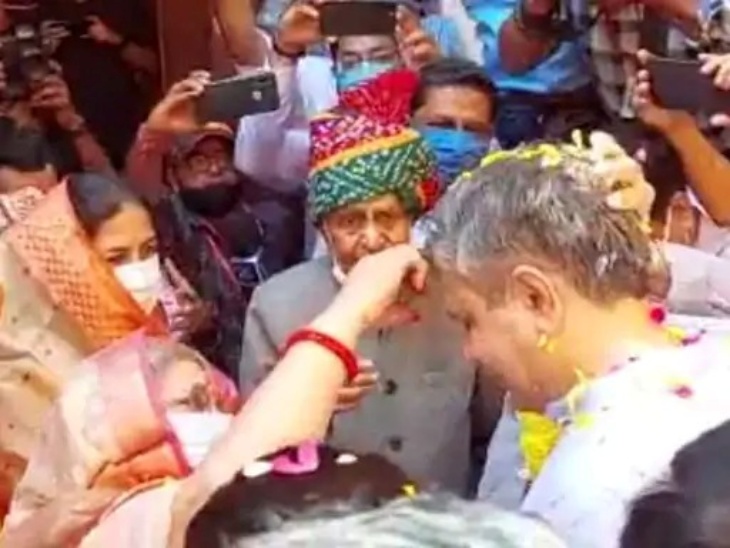 ये फोटो उस समय की है, जब अश्विनी वैष्णव रेल मंत्री बनने के बाद जोधपुर आए थे। उनकी मां तिलक लगाते हुए, वहीं साफा पहने खड़े उनके पिता।