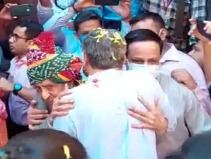 बेटे अश्विनी वैष्णव से गले मिलते उनके पिता दाऊलाल वैष्णव। फाइल फोटो