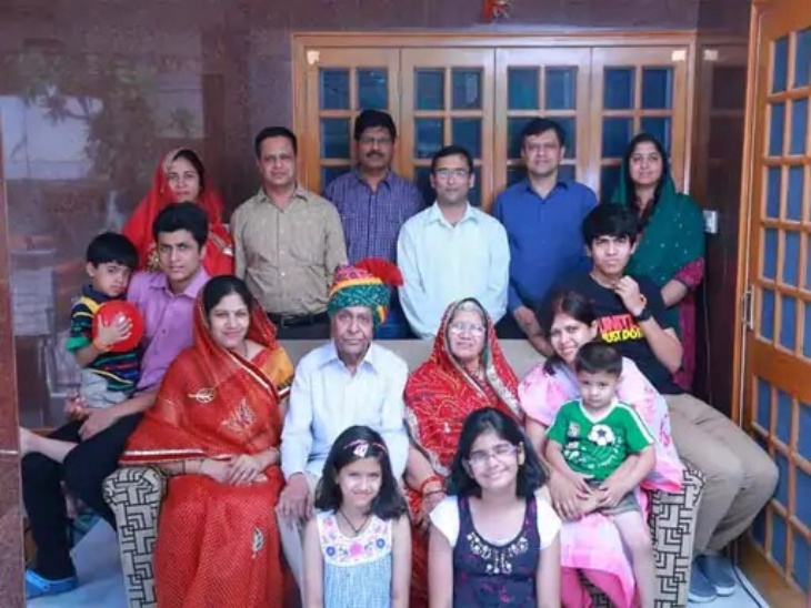 पूरे परिवार के साथ सोफे पर साफा पहने बीच में बैठे हुए दाऊलाल वैष्णव। साथ में उनकी पत्नी और परिवार के अन्य सदस्य। पीछे नीले शर्ट में रेल मंत्री अश्विनी वैष्णव ।
